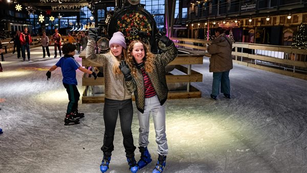 Winter Station - Schaatsen tussen de treinen