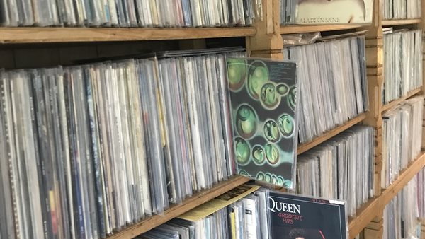 Platenbeurs in dorpshuis de Zwaan