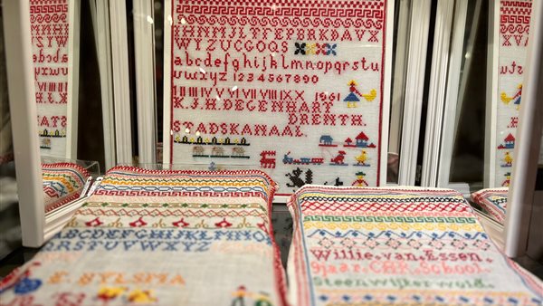 Verkoopexpositie van 'Oud Textiel'