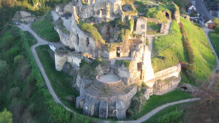 Kasteelruïne en Fluweelengrot Valkenburg in Valkenburg, Limburg