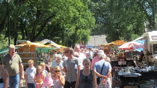Braderie en vlomarkt in Exloo