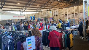 Kledingbeurs tweedehands vrouwenkleding