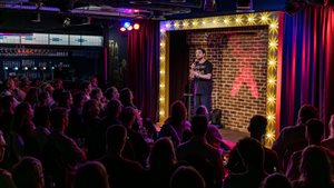 Housewarming Comedyhuis