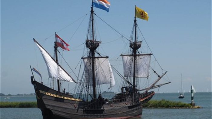 VOC replica de Halve Maen in Volendam, Noord-Holland