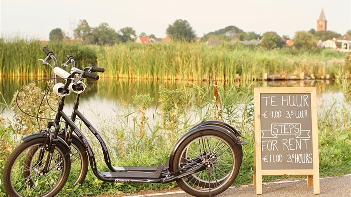 Kickbike steppen door Waterland in Watergang, Noord-Holland