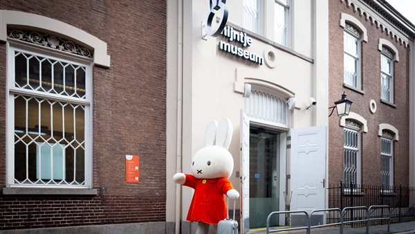 Nieuwe themaruimtes, museumcafé en filmbeleving