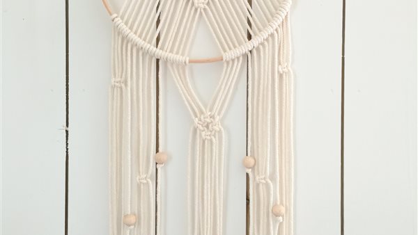 Modern macramé wandhanger in ring