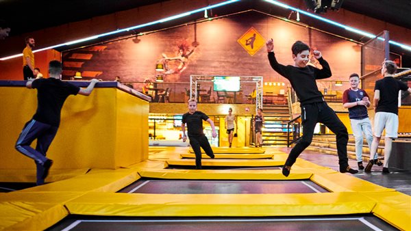 Leef je uit bij een indoor trampolinepark