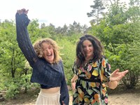 Met je voeten in de aarde - Camie & Femke